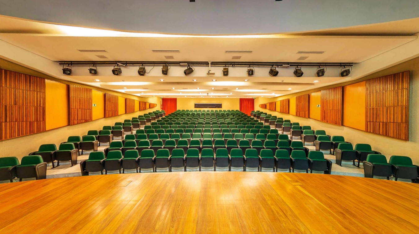 Nosso auditório “Ataliba Guimarães Pinheiro” comporta 260 pessoas. Com arquitetura, decoração e equipamentos diferenciados.
